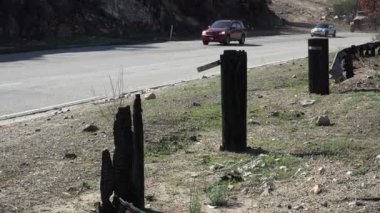 Bir yanık bölge'den bir canyon Yolu'nda wildfires sonra sürüş trafik