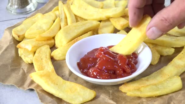 Dunking Vastag Sült Burgonyával Ketchup — Stock videók