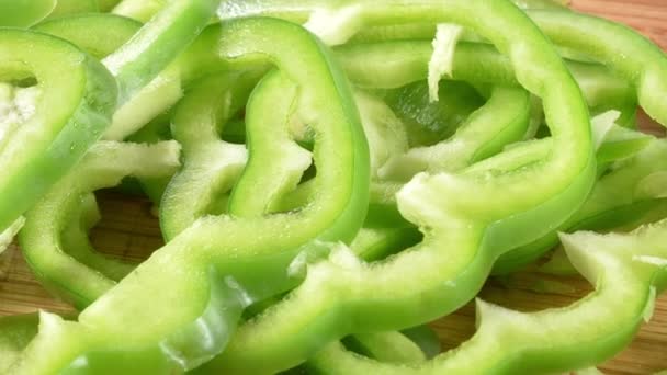 Pimientos Verdes Rodajas Finas Una Tabla Cortar — Vídeos de Stock