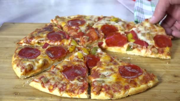 Prendre Une Tranche Pizza Pepperoni Ralenti — Video