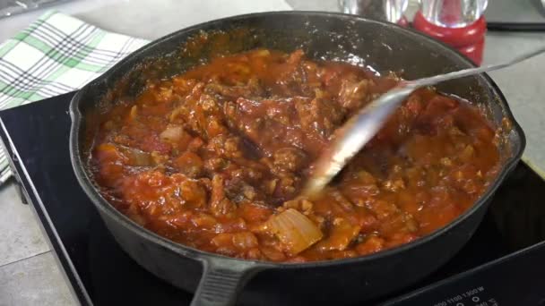 Etli Spagetti Sosu Bir Dökme Demir Tavada Karıştırarak — Stok video
