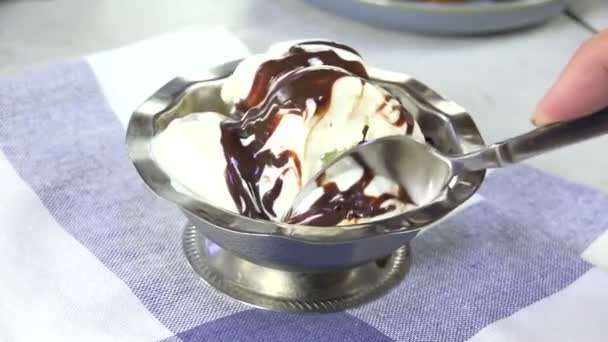 Comer Helado Nuez Mantequilla Con Salsa Chocolate — Vídeos de Stock