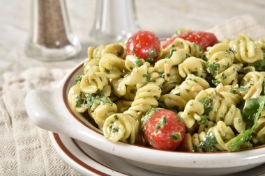 Aşırı closeup sağlıklı ıspanak geçmişleri salata bir kase. Seçici odak.