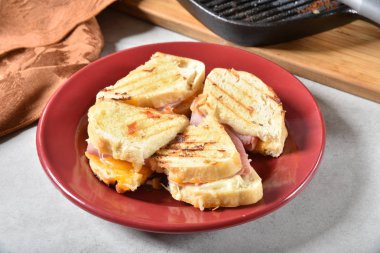 Bir taze kızarmış jambon ve peynirli sandviç Ciabatta üzerinde pişmiş ekmek