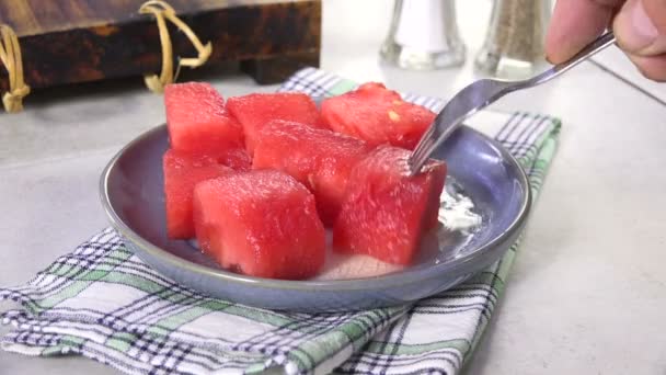 Eten Van Een Plakje Verse Sappige Watermeloen — Stockvideo