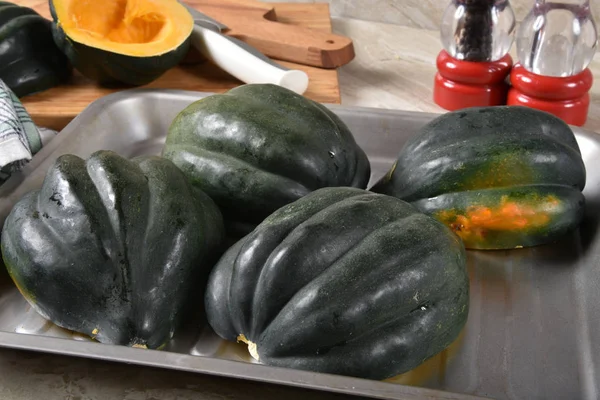 Acors Courge Coupée Deux Dans Plat Cuisson Prêt Pour Four — Photo