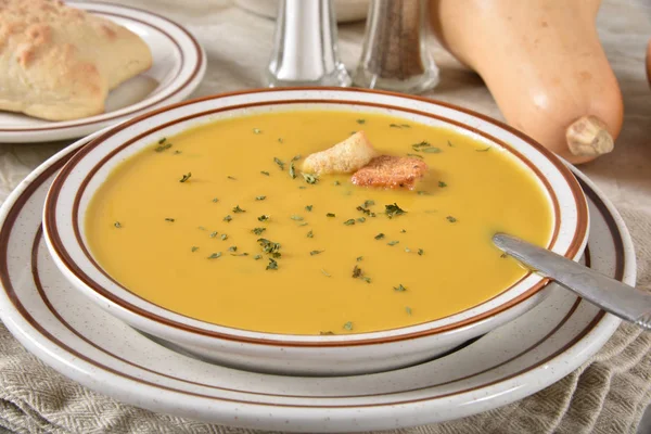 ディナー ロールと自家製バター スカッシュのスープのボウル — ストック写真