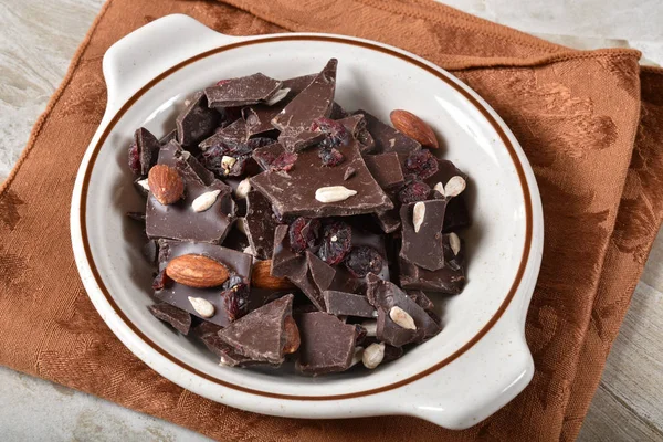 Gourmete Mörk Choklad Bark Med Solrosfrön Mandlar Och Torkade Tranbär — Stockfoto