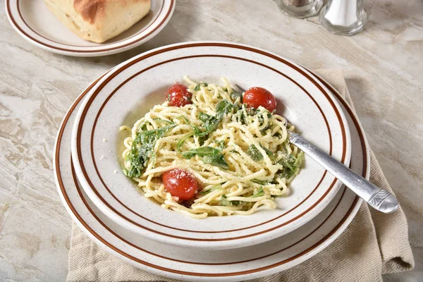 Gourmet Rucola Nudelsalat Mit Parmesan Und Tomaten — Stockfoto