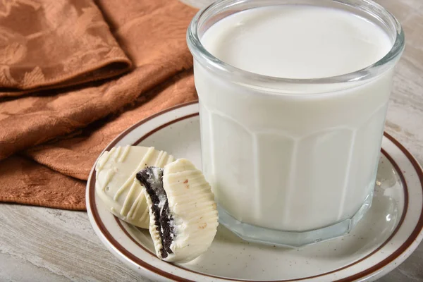 美味饼干 覆盖在白色的巧克力 并提供了一杯牛奶 — 图库照片