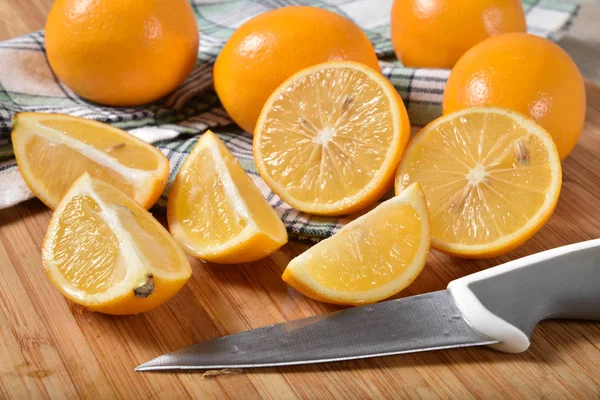 Свежие Нарезанные Лимоны Майер Крест Между Лимоном Мандариновым Апельсином — стоковое фото