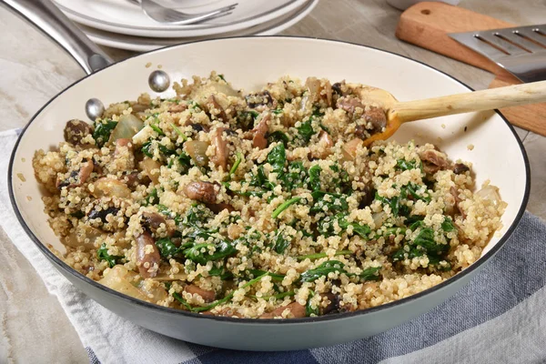 Una Cena Espinacas Setas Quinua Una Sartén — Foto de Stock