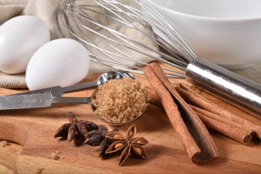 Kahverengi şeker, tarçın sopa, Yıldız anason ve tatil yemek pişirmek için bir karıştırma kabı tarafından bir kesme tahtası üzerinde yumurta