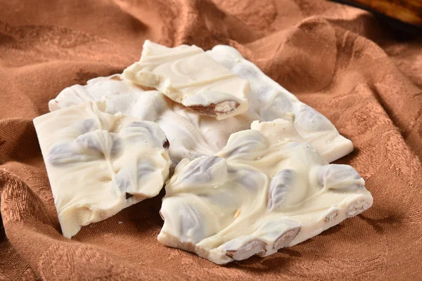 Trozos Corteza Chocolate Blanco Gourmet Con Almendras —  Fotos de Stock