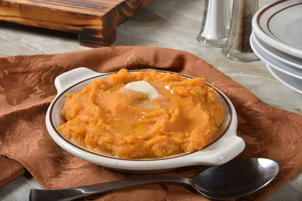 Uma Tigela Batatas Doces Com Manteiga Cremosa Fresca Derretida Topo — Fotografia de Stock