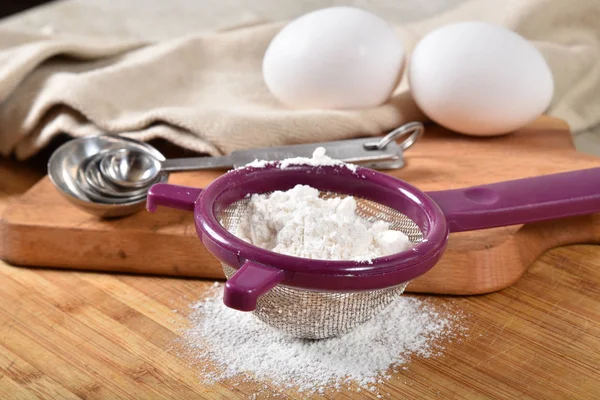 Αλεύρι Σίτου Αυγά Και Κουτάλια Μέτρησης Ένα Ξύλο Κοπής — Φωτογραφία Αρχείου