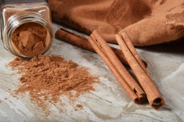 Taze organik tarçın ve tarçın.