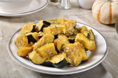 Bir kâse otlu kavrulmuş meşe palamudu kabak parmesan peyniri ile