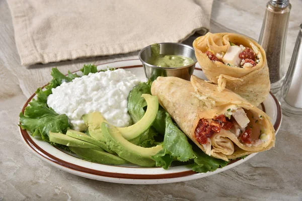 Een Broodje Kip Wrap Met Kaas Avocado — Stockfoto