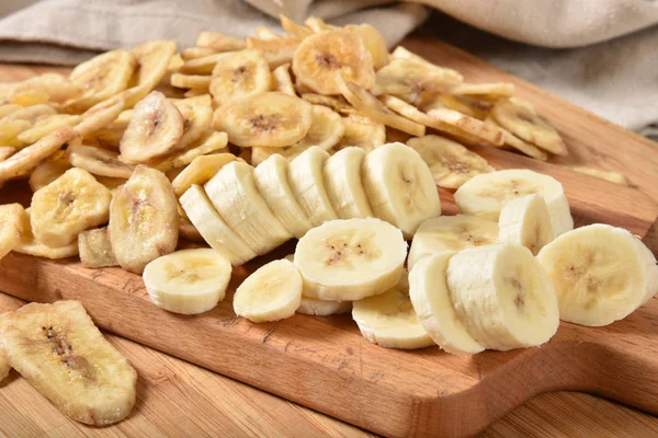 Gezonde Gesneden Banaan Bananenchips Een Snijplank — Stockfoto
