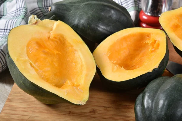 Verse Biologische Acorn Squash Gesneden Helft Een Snijplank — Stockfoto