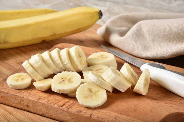 Una Banana Affettata Tagliere — Foto Stock