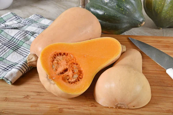 Świeże Surowe Butternut Żołądź Squash Pokładzie Cięcia — Zdjęcie stockowe