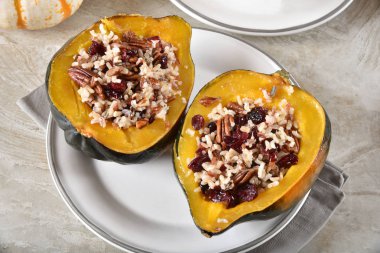 Taze pişmiş meşe palamudu kabak wildrice, quinoa, pecans ve kurutulmuş cranberries ile doldurulmuş.