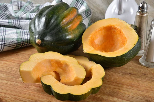 Sliced Organic Acorn Squash Cutting Board — Stock Photo, Image