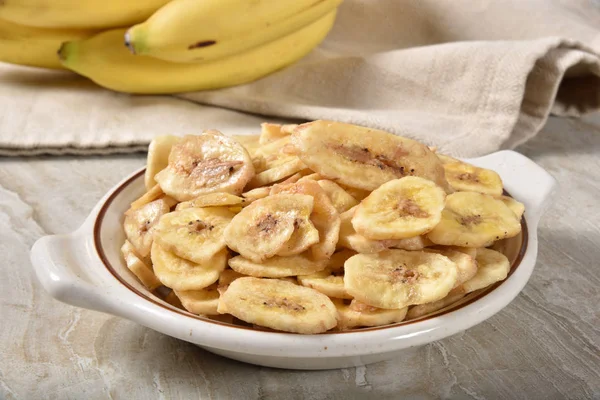 Een Kom Van Gedroogde Organische Bananenchips Met Verse Bananen Achtergrond — Stockfoto