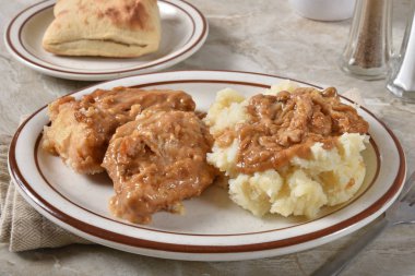 Gurme tavuk marsala şarap soslu, shiitake mantar ve patates püresi