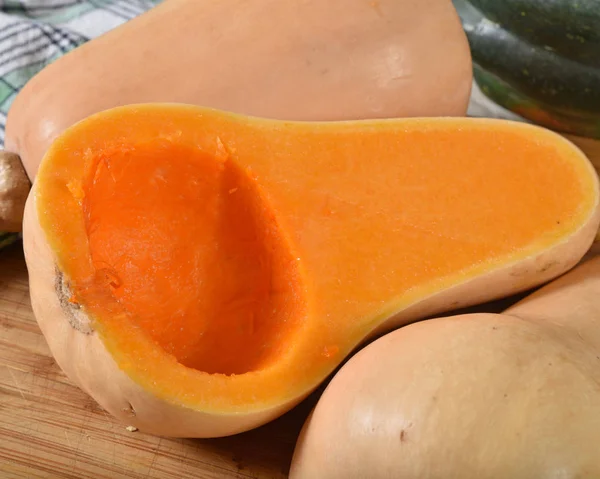 Bir Kesme Tahtası Üzerinde Dilimlenmiş Taze Çiğ Butternut Squash — Stok fotoğraf