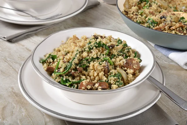 Una Ensalada Caliente Quinua Espinacas Champiñones Tazón — Foto de Stock