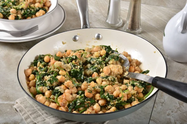 Hemlagad Middag Friterad Garbanzo Bönor Med Grönkål Spenat Quinoa Och — Stockfoto