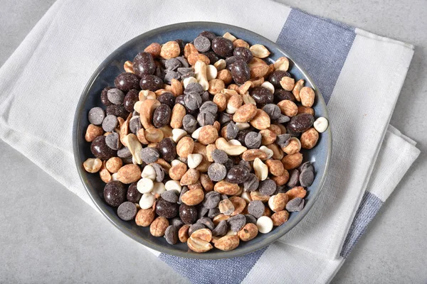 Bovenaanzicht Van Een Snack Mix Met Witte Chocolade Chips Donkere — Stockfoto