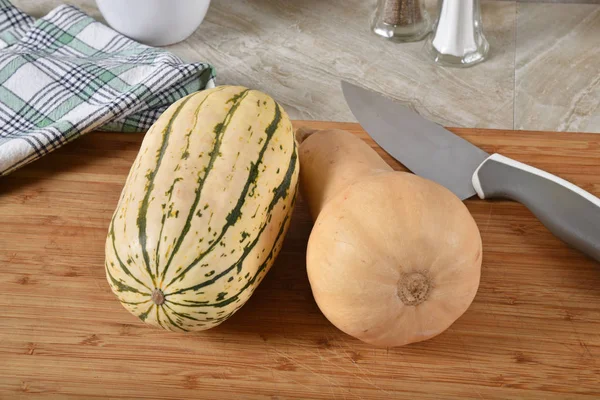 Färsk Butternut Och Delicata Squash Skärbräda — Stockfoto