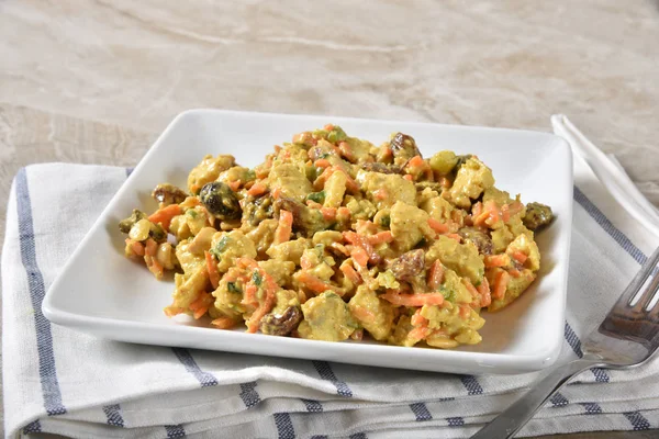 Piatto Insalata Pollo Curry Con Anacardi Uvetta Carote Cipolla Verde — Foto Stock