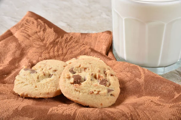 Gourmet Shortbread Schokoladenkekse Und Ein Glas Milch — Stockfoto