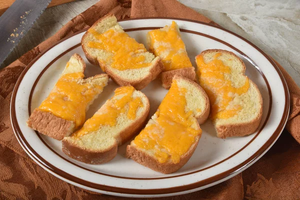 Prato Pão Alho Com Queijo Cheddar Parmesão — Fotografia de Stock