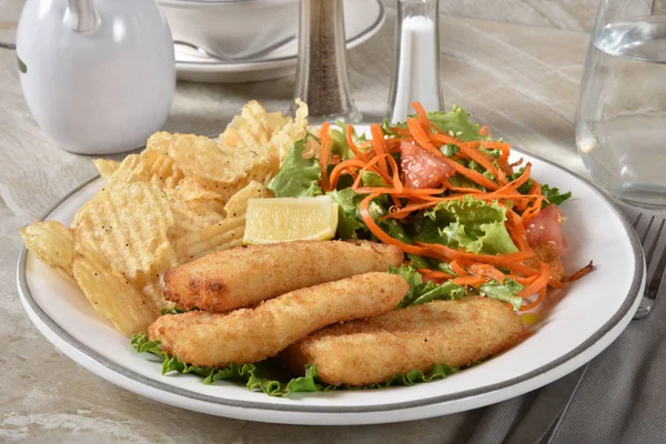 Filetes Peixe Empanados Com Batatas Fritas Uma Salada Jardim — Fotografia de Stock