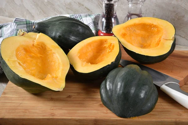 Acorn Squash Połowę Nasion Usunięty Pokładzie Cięcia — Zdjęcie stockowe