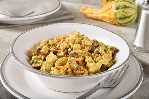 Gros Plan Bol Salade Poulet Curry Avec Noix Cajou Raisins — Photo
