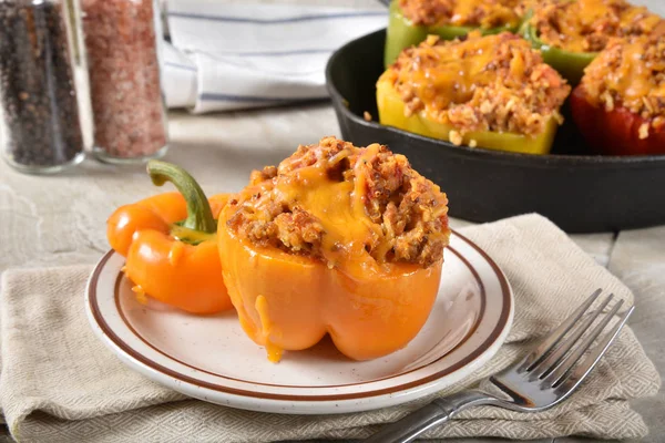 Een Gele Paprika Gevuld Met Turkije Rijst Quinoa Mengsel — Stockfoto