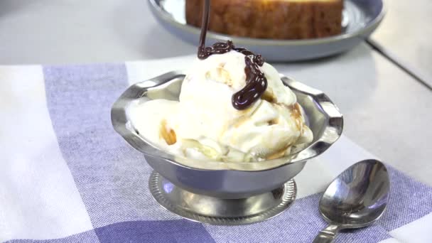 Schokoladensirup Auf Eis Gießen — Stockvideo