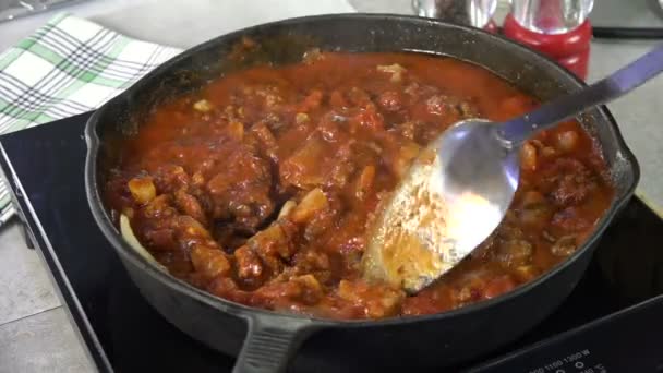 Spaghetti Saus Met Vlees Roeren Een Gietijzeren Koekepan — Stockvideo