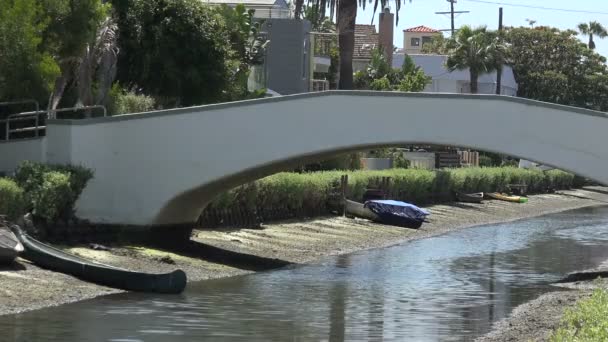 南カリフォルニアでは ヴェネツィア運河の岸に船 — ストック動画