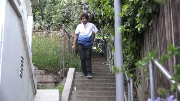 Красивый Молодой Человек Спускается Лестнице — стоковое видео
