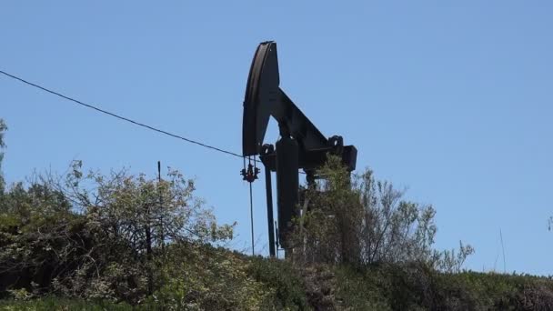 Одинокий Нефтяной Насос Вершине Холма — стоковое видео