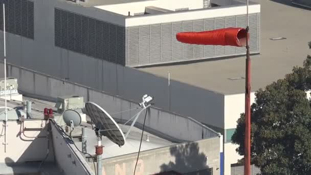 Bir Çatı Katı Heliport Şehrin Üzerinde Üfleme Rüzgar Gülü — Stok video