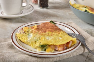 Jambon, peynir ve ıspanak kahvaltı omlet